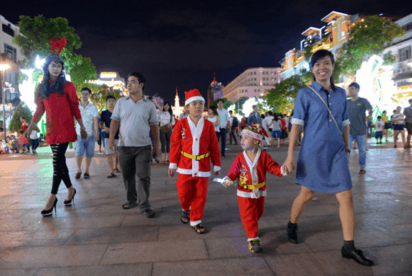 Hàng ngàn người vui Noel tại phố đi bộ Nguyễn Huệ