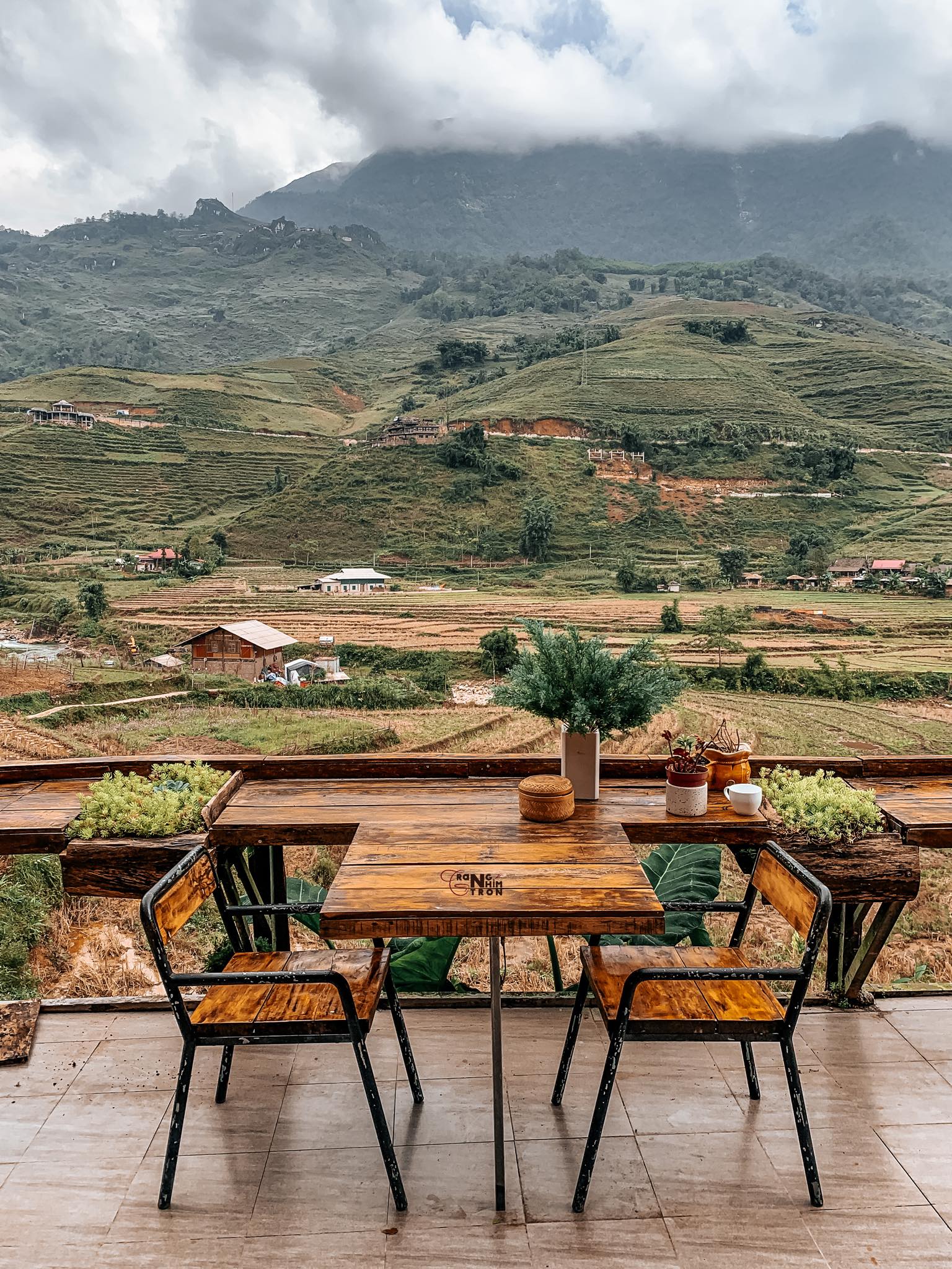 Nhâm nhi cafe giữa khung cảnh đồi núi trập trùng. Hình: Đặng Vân Trang