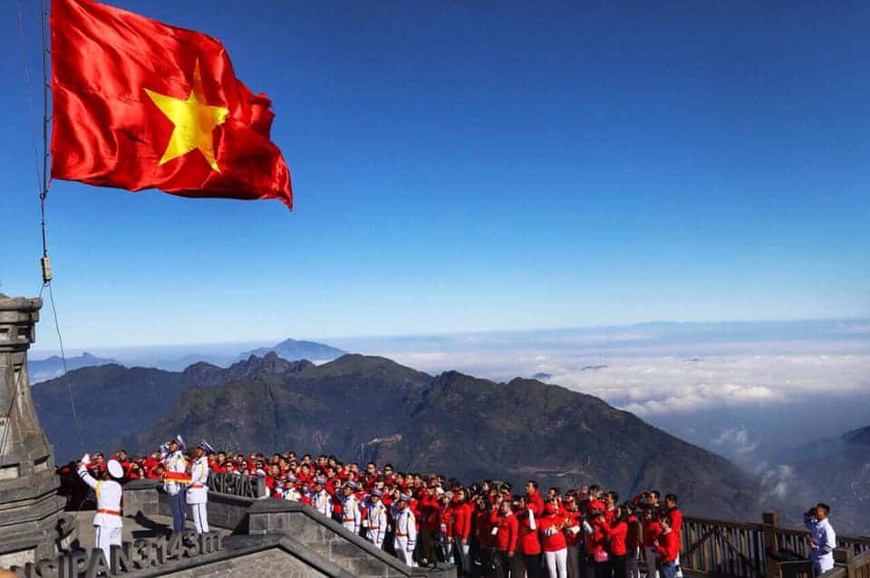 Lễ thượng cờ trên đỉnh Fansipan - "Đi đến biết, đến để hiểu và thêm sâu sắc về tình yêu Tổ quốc"