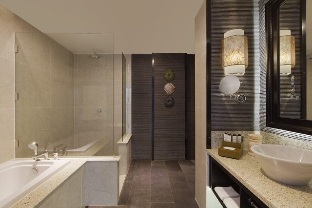Suite Deluxe có thiết kế phòng tắm tương tự Suite Superior