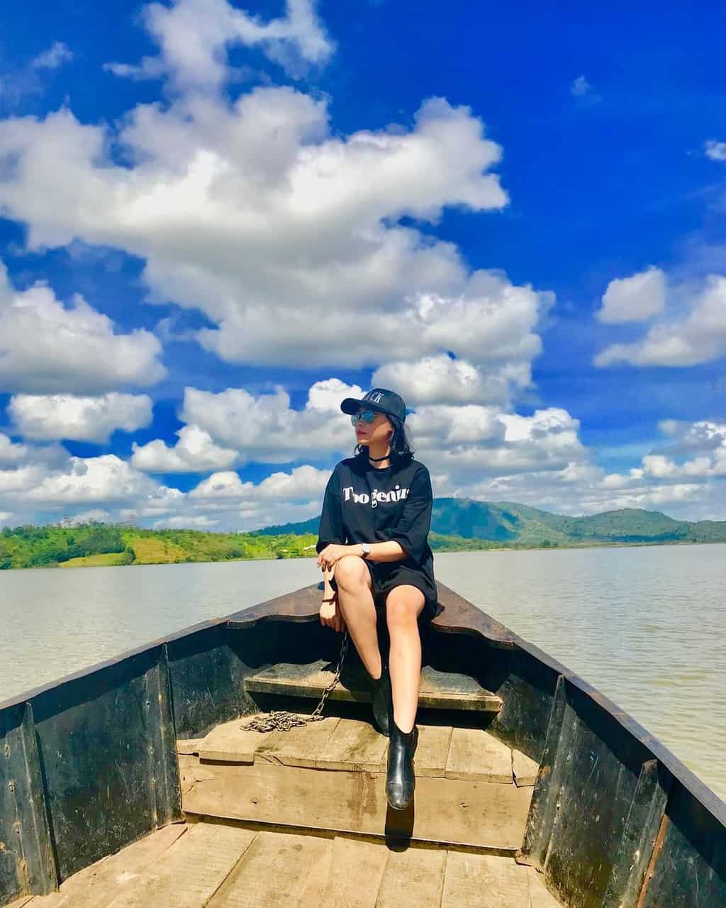 Dạo chơi bằng thuyền trên hồ Lắk. Hình: Sưu tầm