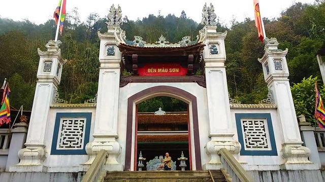 Đền Mẫu Sơn Sapa nơi thờ công chúa Liễu Hạnh, người mẹ bảo vệ non sông Việt