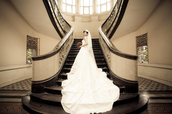 Cô dâu chọn váy dài chụp ảnh ở cầu thang bảo tàng (ảnh sưu tầm)