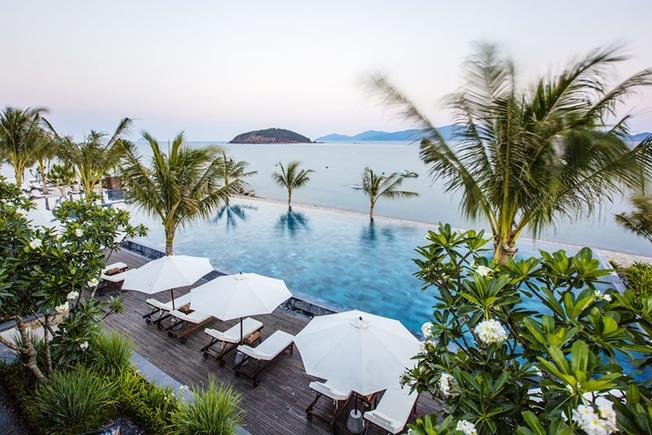 Khu tắm nắng Amiana Resort với bờ biển trong xanh, tươi mát