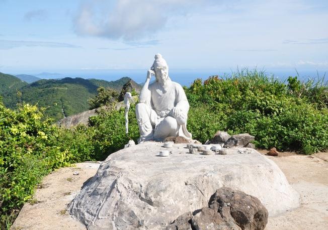 Tượng Tiên ông ngồi đánh cờ trên đỉnh núi