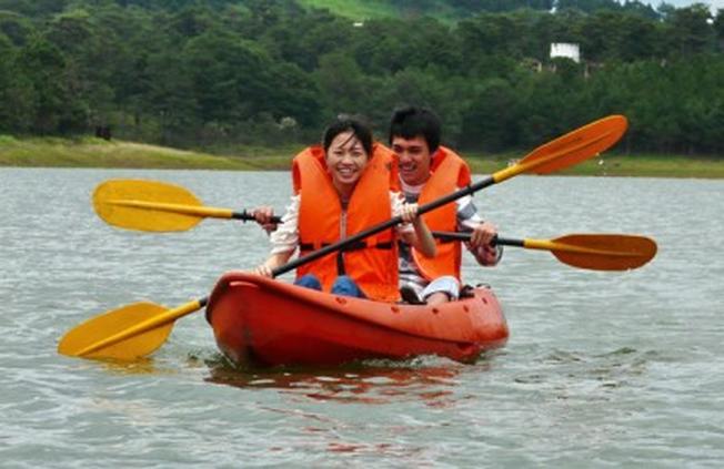 Chèo thuyền hồ Tuyền Lâm